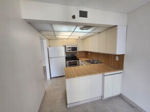 17890 W Dixie Hwy in North Miami Beach, FL - Building Photo - Building Photo