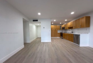 9001 Jacaranda Ln, Unit 107 in Plantation, FL - Foto de edificio - Building Photo