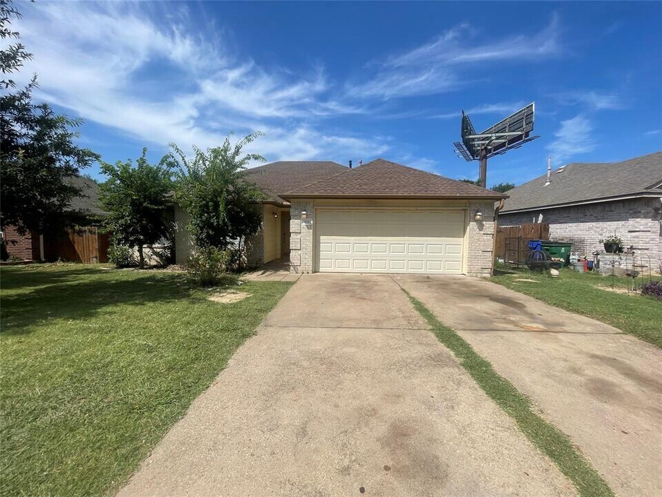 209 N Kings Canyon Dr in Cedar Park, TX - Building Photo