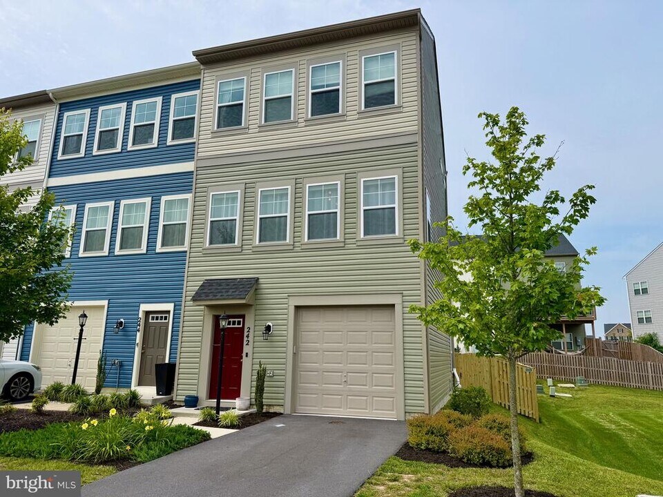 242 Norland Knoll Dr in Stephenson, VA - Building Photo
