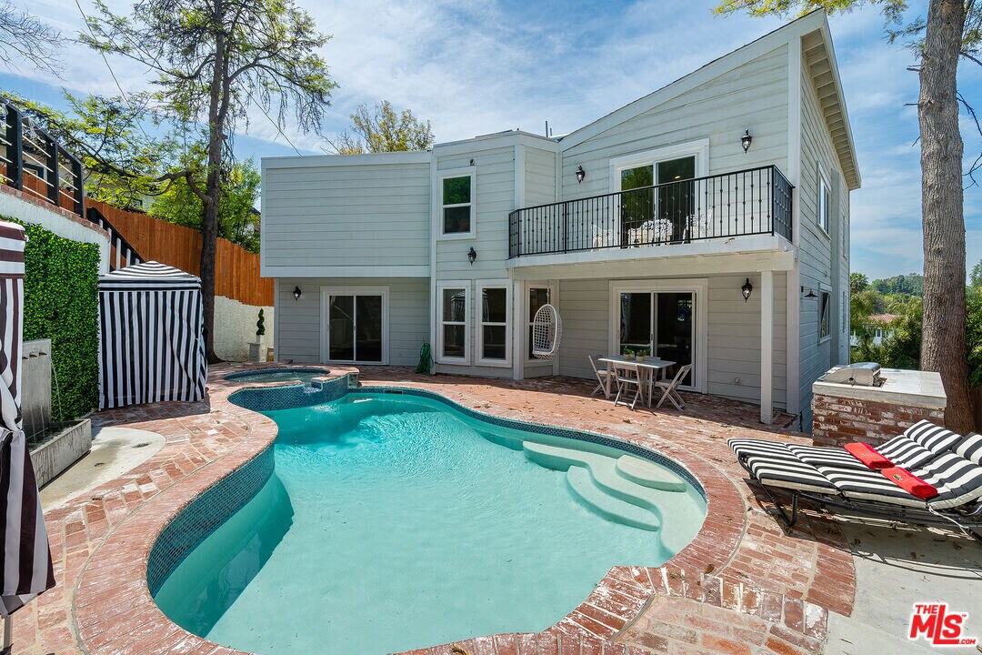 19555 Oxnard St in Los Angeles, CA - Building Photo