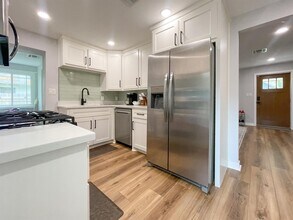 3010 Cole Ave in Waco, TX - Building Photo - Building Photo