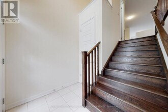 98 Huguenot Rd in Oakville, ON - Building Photo - Building Photo