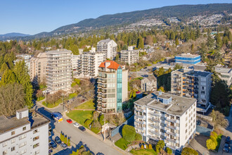 1689 Duchess Av in West Vancouver, BC - Building Photo - Building Photo