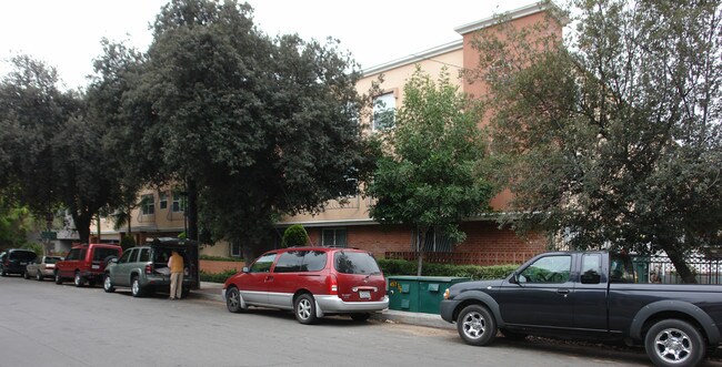 Garfield Agape Court Apartments in Pasadena, CA - Foto de edificio - Building Photo