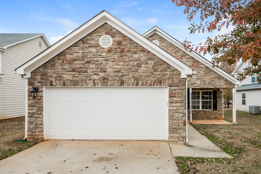 717 Douglass Cir in Mcdonough, GA - Foto de edificio