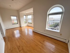 23 Foster St, Unit 3 in Boston, MA - Foto de edificio - Building Photo