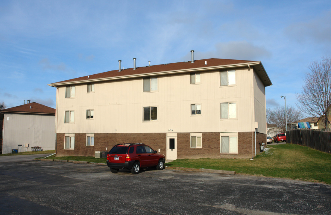 8005 S 48th St in Omaha, NE - Building Photo