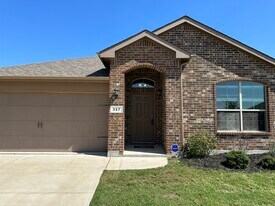 327 Chestnut Ln in Ponder, TX - Building Photo