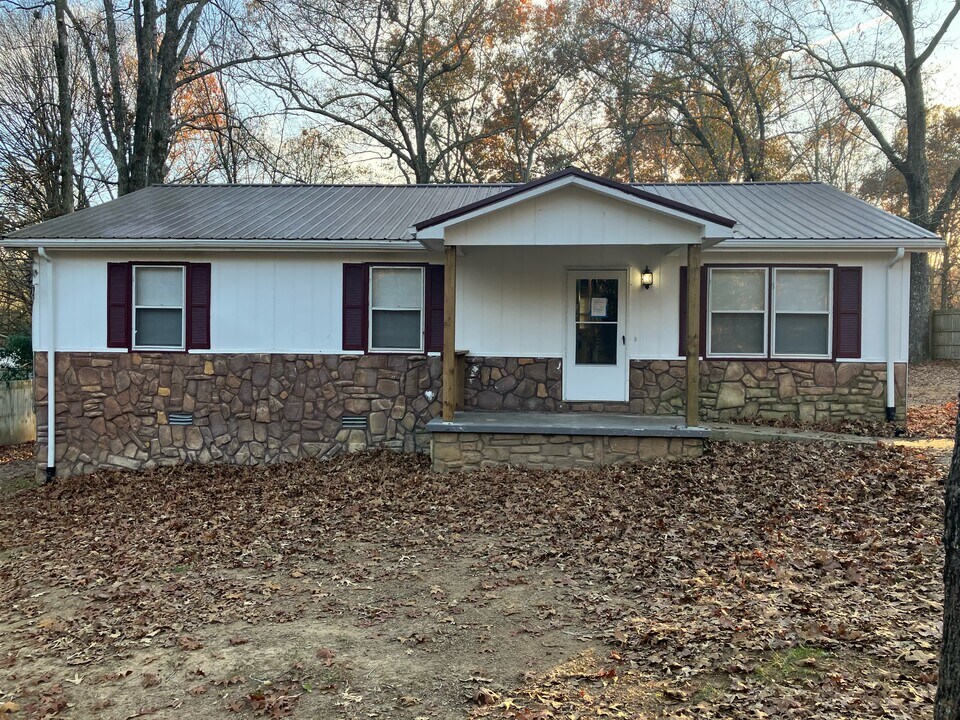 106 Aldrin St in Tullahoma, TN - Building Photo