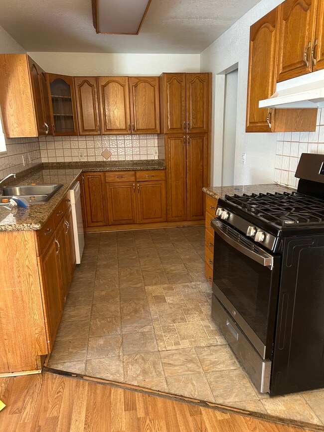 44330 Glenraven Rd in Lancaster, CA - Building Photo - Building Photo