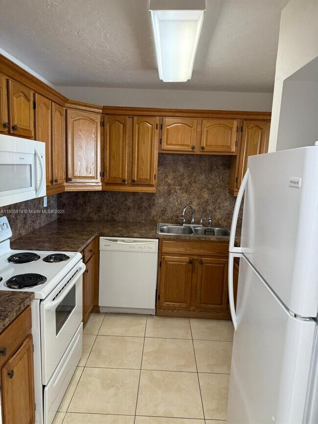 7010 NW 186th St in Hialeah, FL - Building Photo - Building Photo