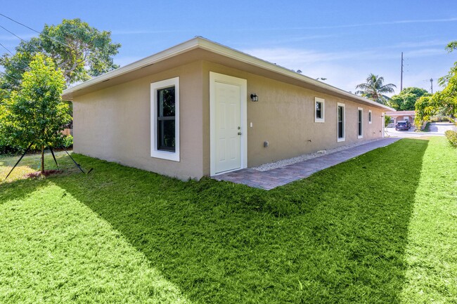 616 S Pine St in Lake Worth, FL - Building Photo - Building Photo