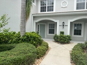 9667 Hemingway Ln in Ft. Myers, FL - Foto de edificio - Building Photo