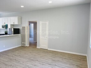360 N San Vicente Blvd in West Hollywood, CA - Building Photo - Building Photo