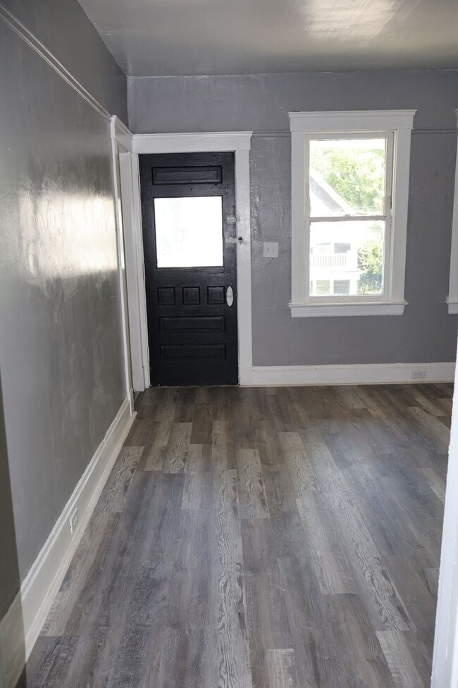 6812 Whitney Ave in Cleveland, OH - Foto de edificio - Building Photo