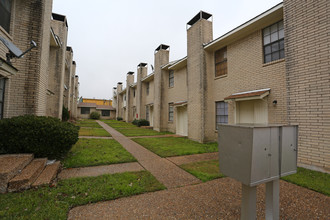 City Lake Townhomes in Taylor, TX - Building Photo - Building Photo