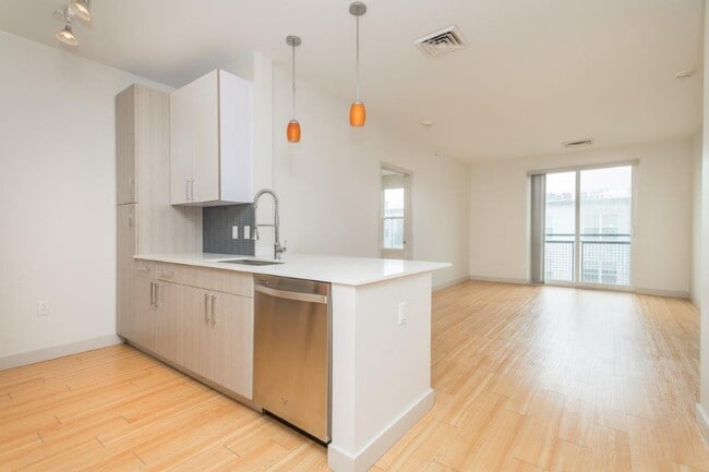 303 D St, Unit 158 in Boston, MA - Foto de edificio - Building Photo