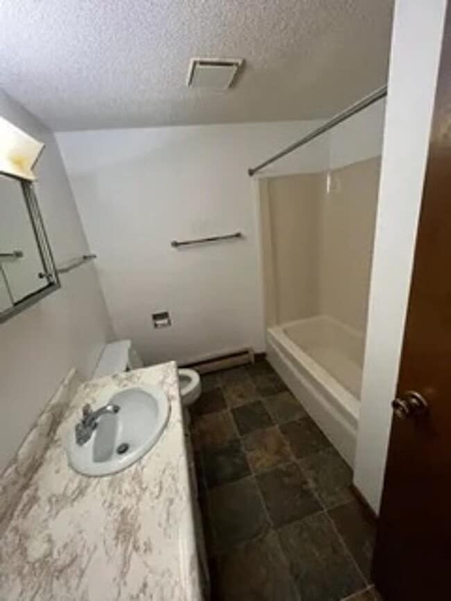 102 Rob Roy Ln in Charles City, IA - Building Photo - Building Photo