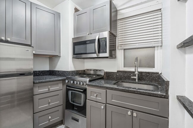 321 E 45th St in New York, NY - Building Photo - Building Photo