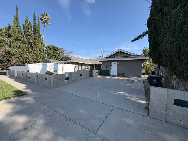 8216 Glade Ave in Canoga Park, CA - Foto de edificio - Building Photo