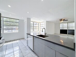 16400 NE 17th Ave in North Miami Beach, FL - Foto de edificio - Building Photo