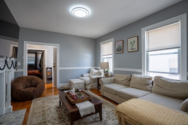 18 Newcastle Rd, Unit 1 in Boston, MA - Foto de edificio - Building Photo