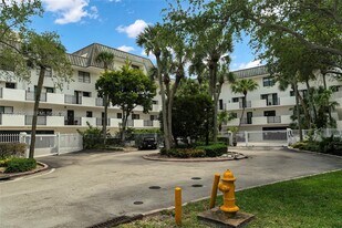 6901 Edgewater Dr in Coral Gables, FL - Building Photo