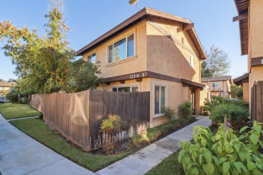 12316 Runnymede St in North Hollywood, CA - Building Photo