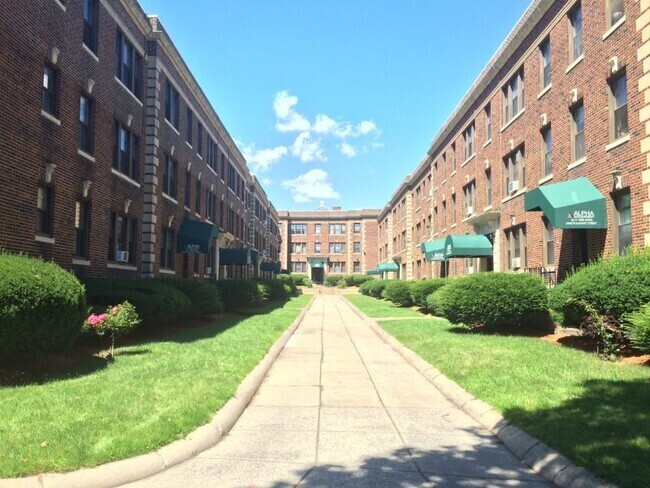 349A Pleasant St, Unit B1-16 in Malden, MA - Building Photo - Building Photo