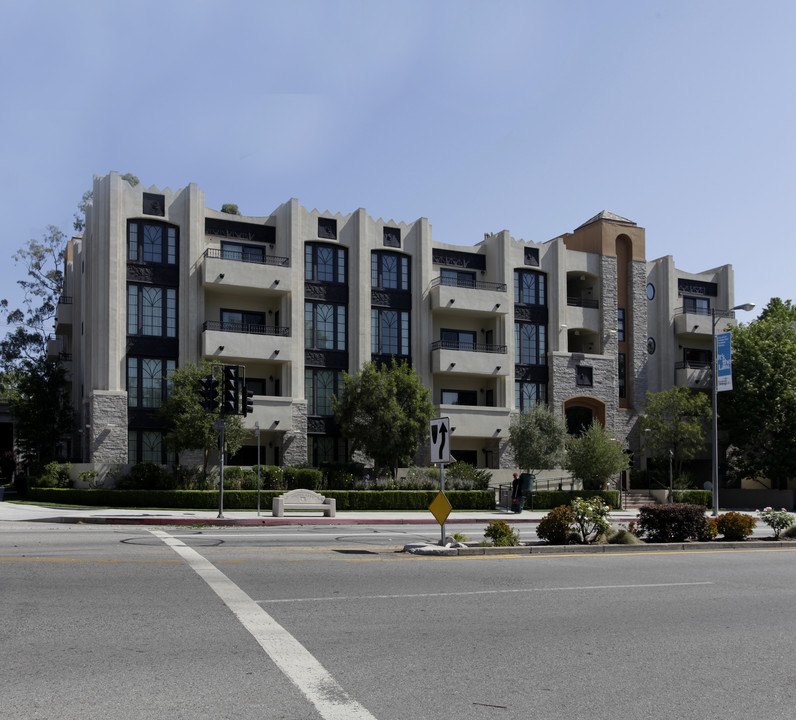 Toluca Lake in North Hollywood, CA - Building Photo