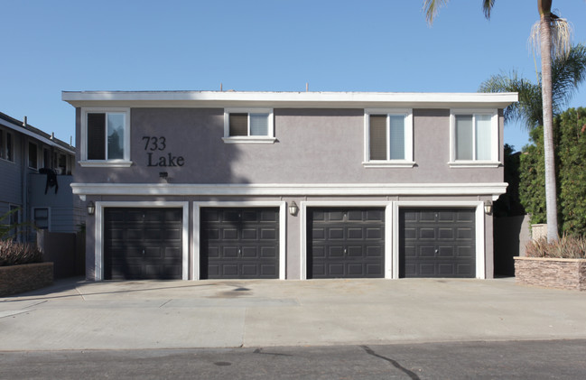 Lake in Huntington Beach, CA - Foto de edificio - Building Photo