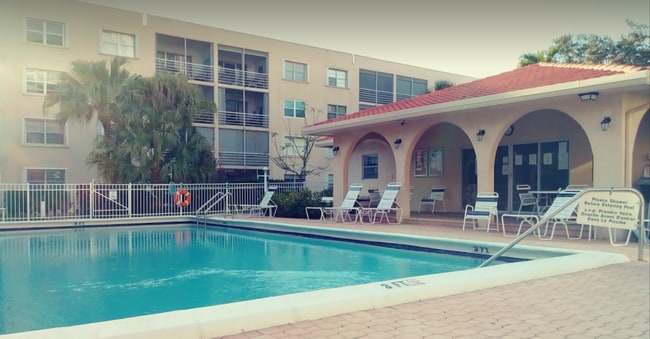 1541 S Ocean Blvd, Unit 204 in Pompano Beach, FL - Building Photo - Building Photo