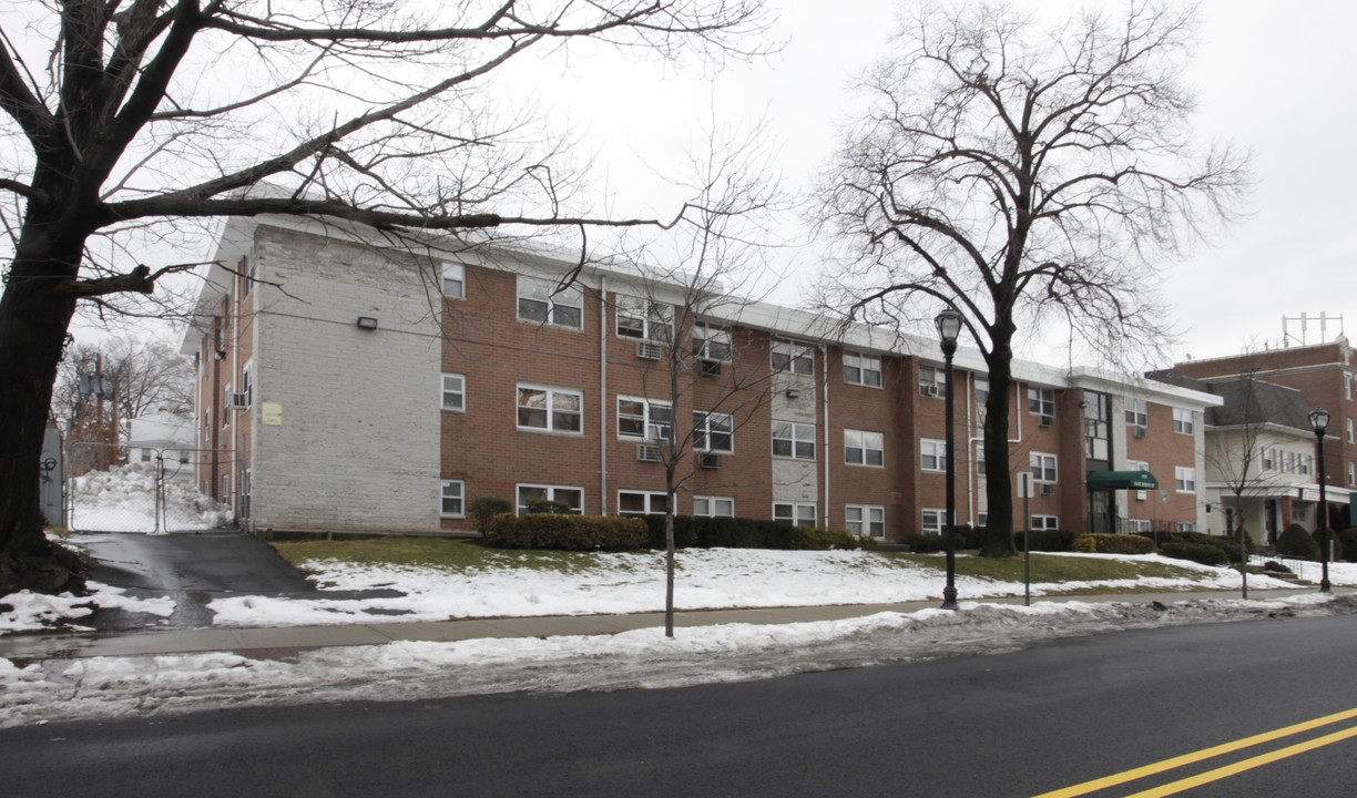 Brittany Apartments in Elizabeth, NJ - Building Photo