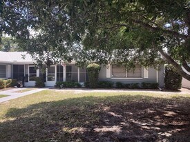 489 Jewel Ct, Unit 1 in Belleair Bluffs, FL - Building Photo