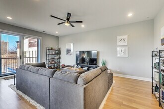 650 N Morgan St, Unit 404 in Chicago, IL - Foto de edificio - Building Photo