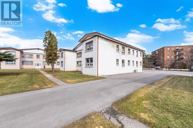 1037 Churchill Ave in Oakville, ON - Building Photo - Building Photo