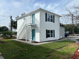 300 Oak St, Unit A in New Smyrna Beach, FL - Building Photo