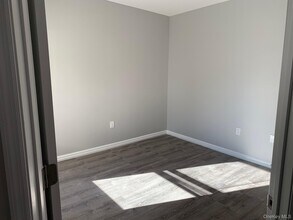 21 Collegeview Ave in Arlington, NY - Building Photo - Building Photo