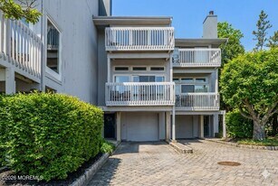 23 E Mnr Sq in Highlands, NJ - Building Photo