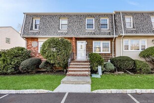 23 Gladys Dr in Spring Valley, NY - Building Photo