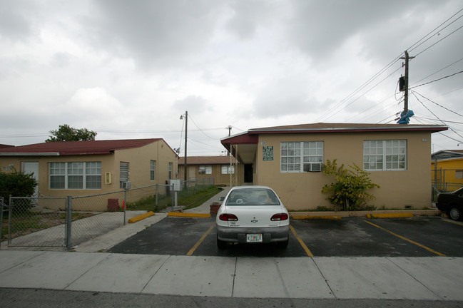 25 W 16th St in Hialeah, FL - Foto de edificio - Building Photo