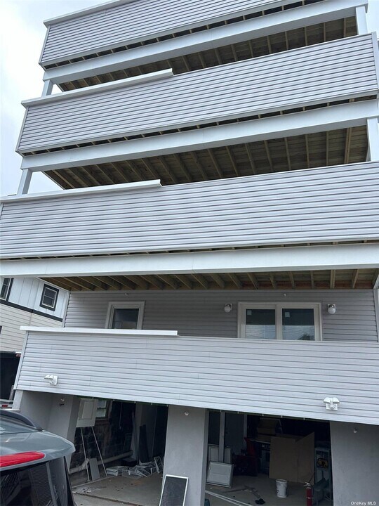 61 Neptune Blvd, Unit 3A in Long Beach, NY - Building Photo