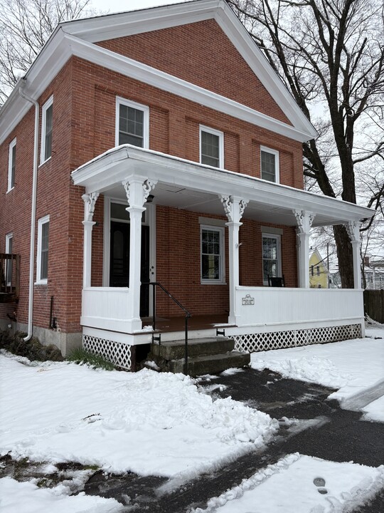 19 Carleton Pl, Unit First Floor in Lancaster, MA - Building Photo