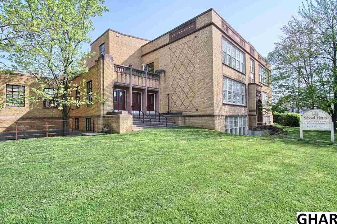 133 W Locust St in Mechanicsburg, PA - Building Photo