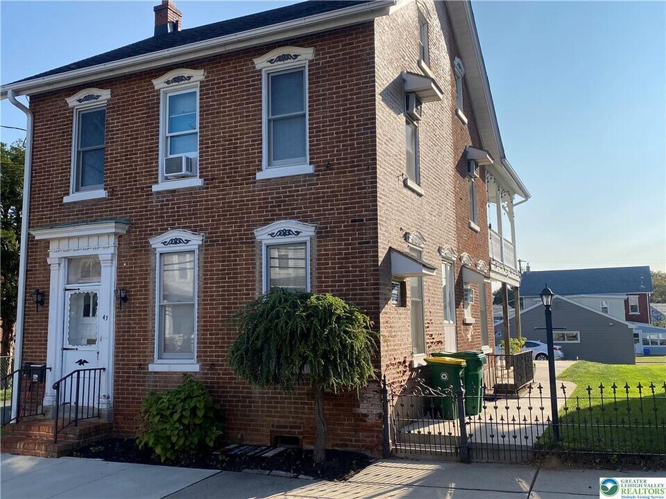 43 S Church St in Macungie, PA - Building Photo