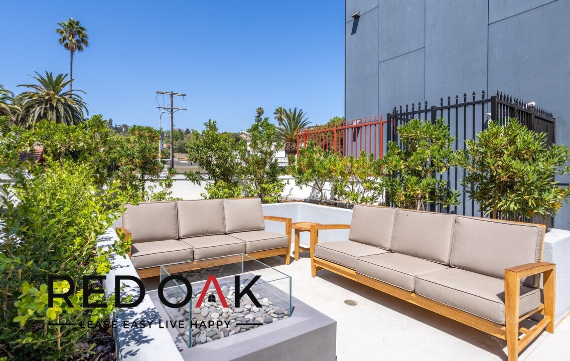 1860 N Western Ave in Los Angeles, CA - Building Photo