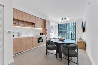 11 NE 6th St, Unit 2403 in Miami, FL - Foto de edificio - Building Photo