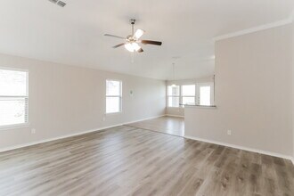 318 Billy Wickliffe Dr in Wilmer, TX - Foto de edificio - Building Photo