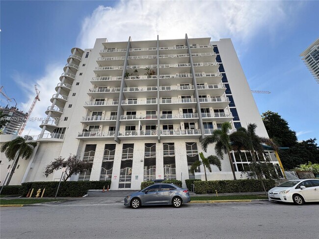 444 NE 30th St, Unit 906 in Miami, FL - Foto de edificio - Building Photo